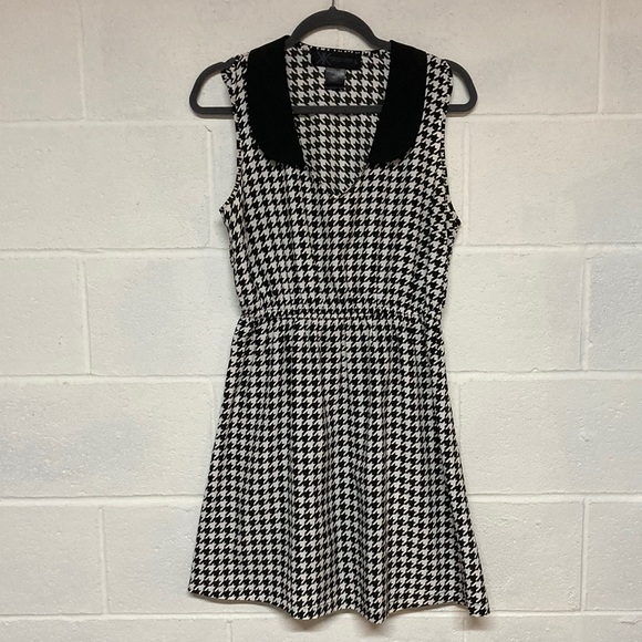 Kardashian Kollection Dresses & Skirts - Kardashian Kollection Sleeveless Dress